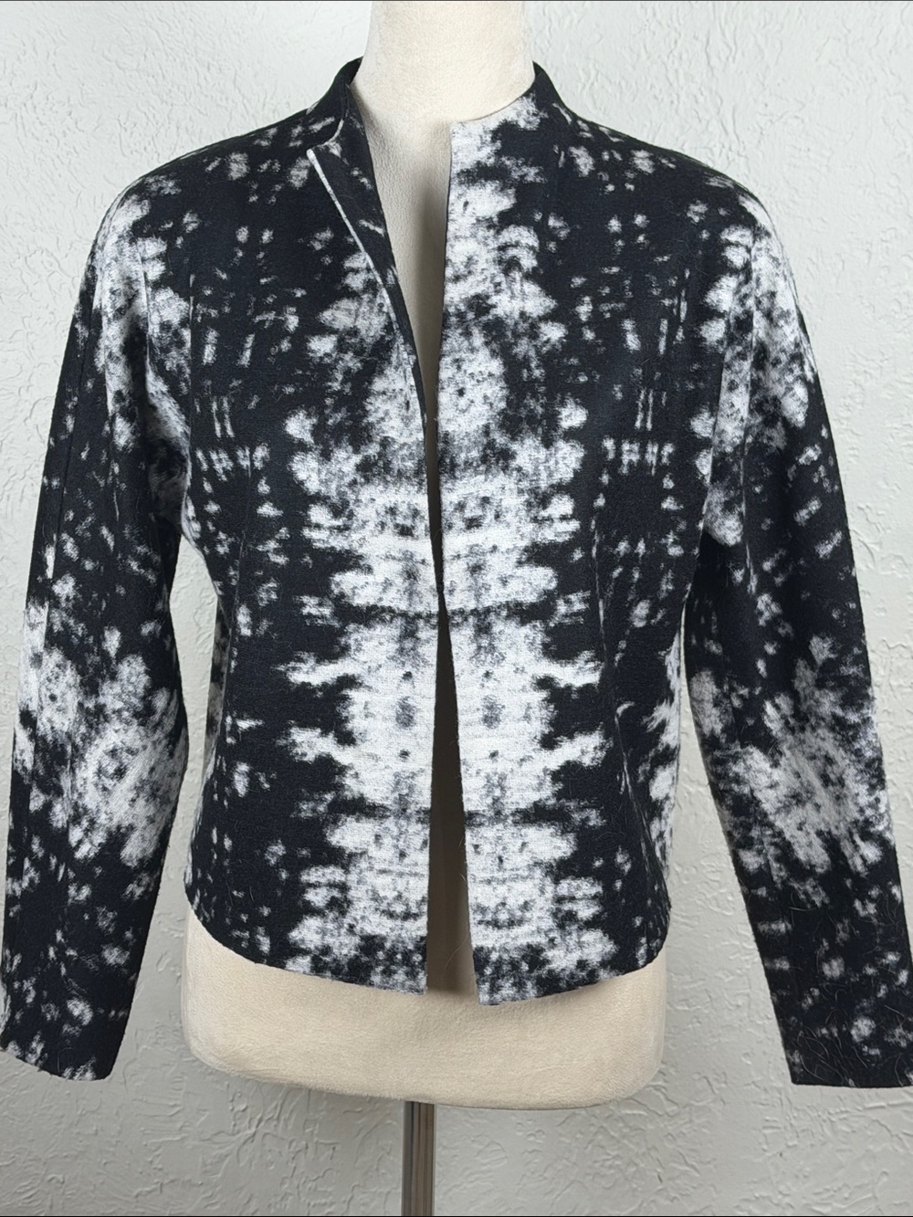 Classiques Entier Black & White Patterned Open-Front Cropped Jacket size Small